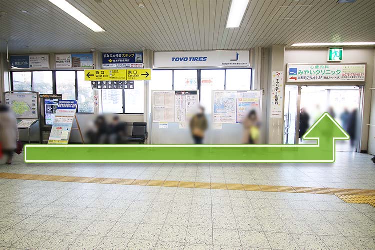 改札を出て東口　イオンモールの歩道橋側へ出ます