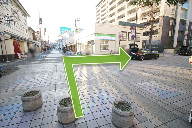 ファミリーマートの手前を右に曲がります