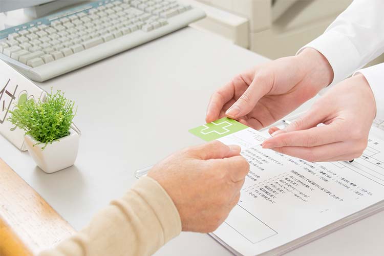 健康保険証の受け渡し